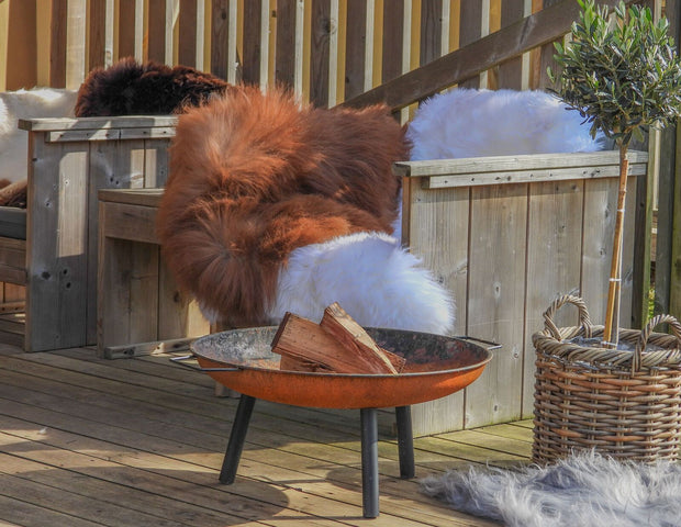 Naturbelassene Schaffelle für draussen