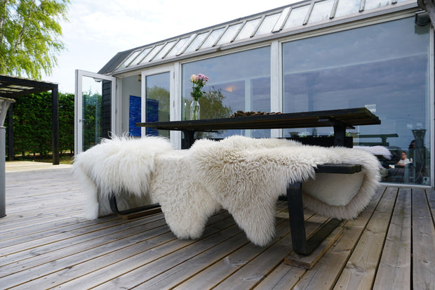 Lammfell auf einer Bank