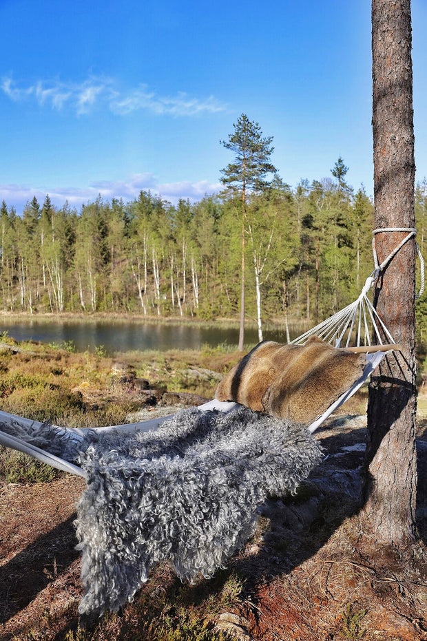 Lammfell in der Hängematte