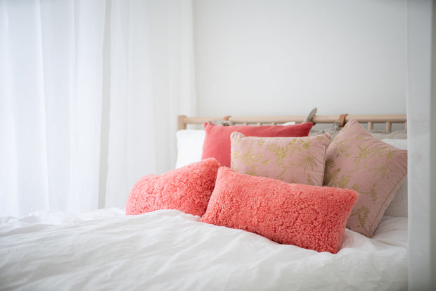 Längliche Fellkissen in Pink