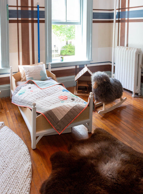 Schaukelschaf im Kinderzimmer