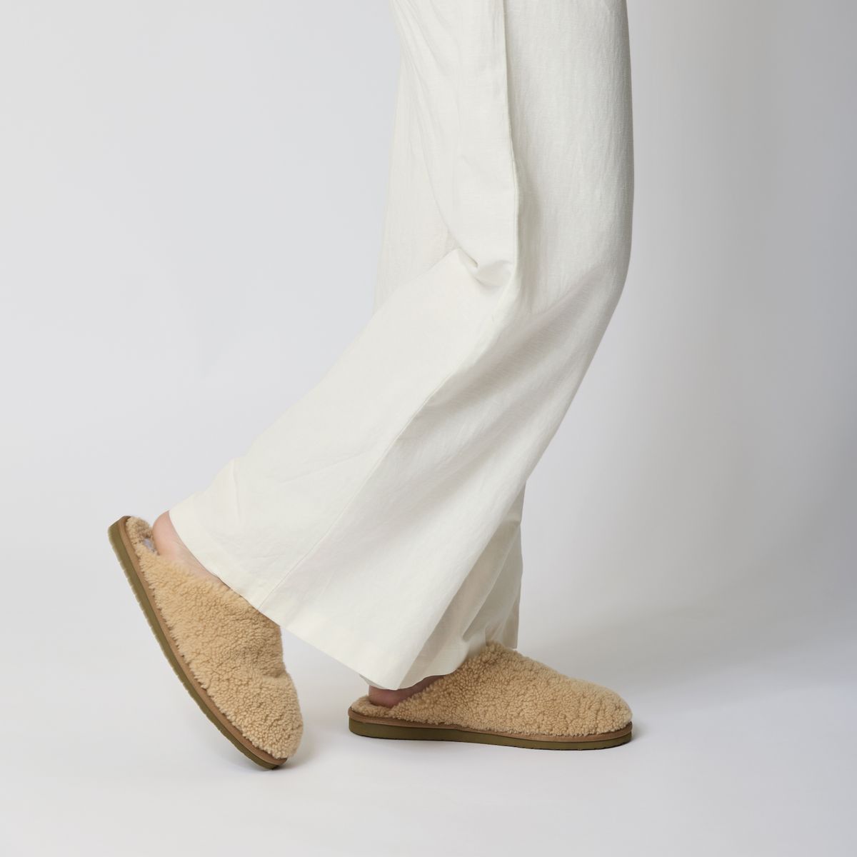 Unisex Curly Slippers | Lammfell Fellschuhe | Lammfellhaus.at