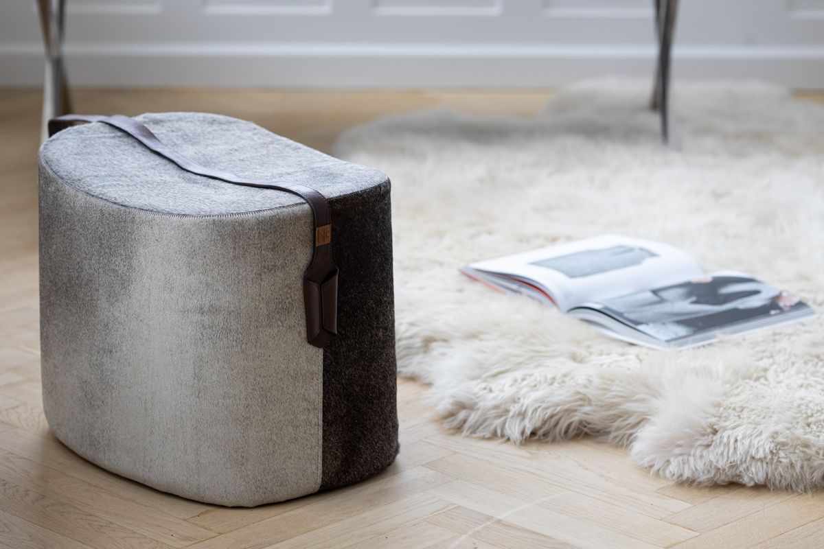 Hocker mit Henkel | Brasilien | Hochwertiges Kalbsleder | 45x35x38 cm Poufs | Lammfellhaus.at