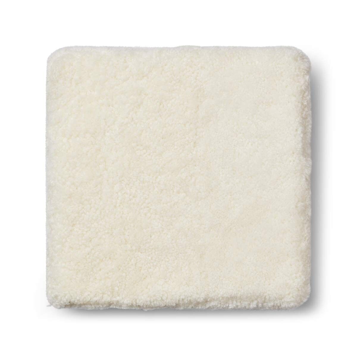 Lammfellhocker | Kurzhaar | Neuseeland | 40x40x35 cm Poufs | Lammfellhaus.at