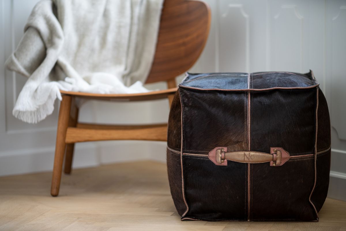 Hocker mit Griff | Brasilien | Hochwertiger Kalbsleder | 45x45x45 cm Poufs | Lammfellhaus.at