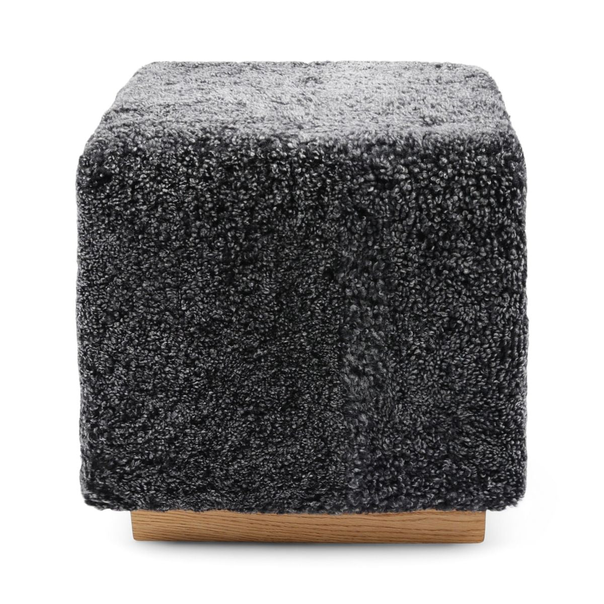 Lammfellhocker Benjamin | Kurzhaar | 46x46x47 cm Stühle | Lammfellhaus.at