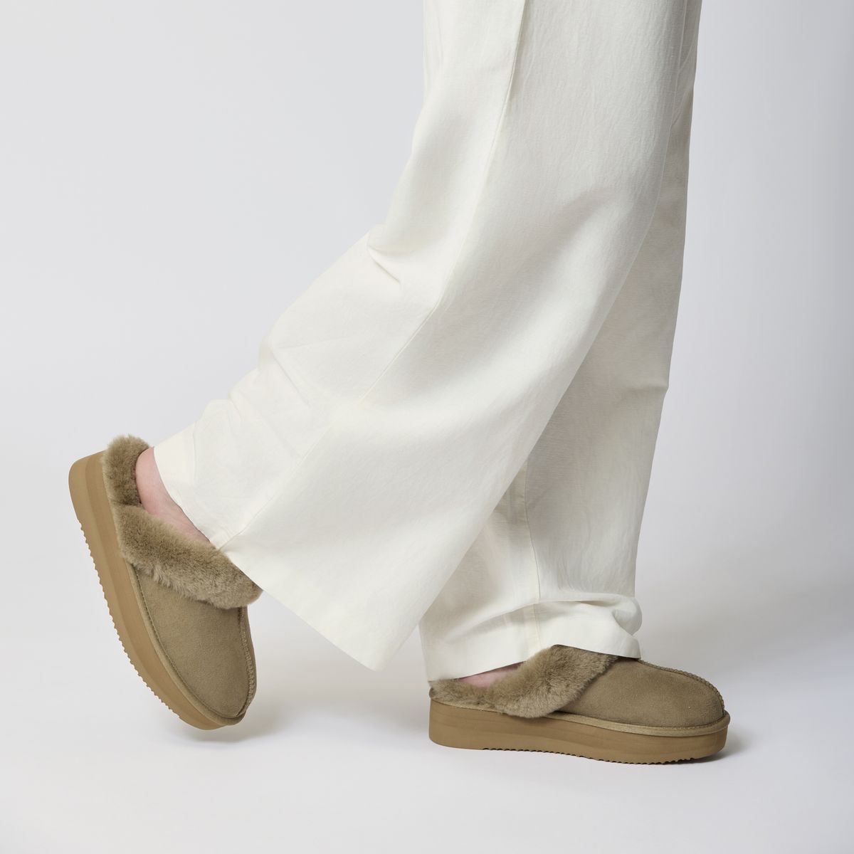 Plateau Slipper | Wildleder, Lammfell Fellschuhe | Lammfellhaus.at