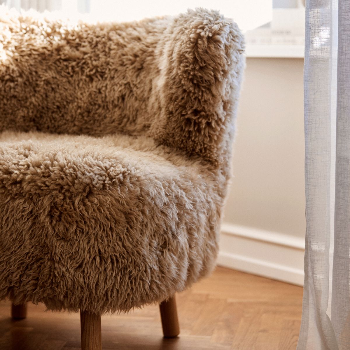 Emil Loungesessel | Premium Lammfell | Langhaar Honig