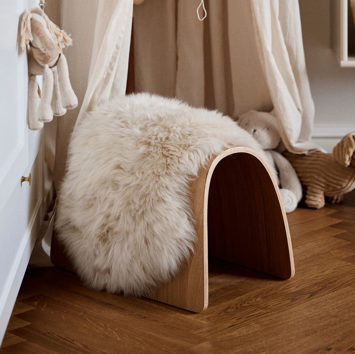 Schafhocker | Holz Stühle | Lammfellhaus.at