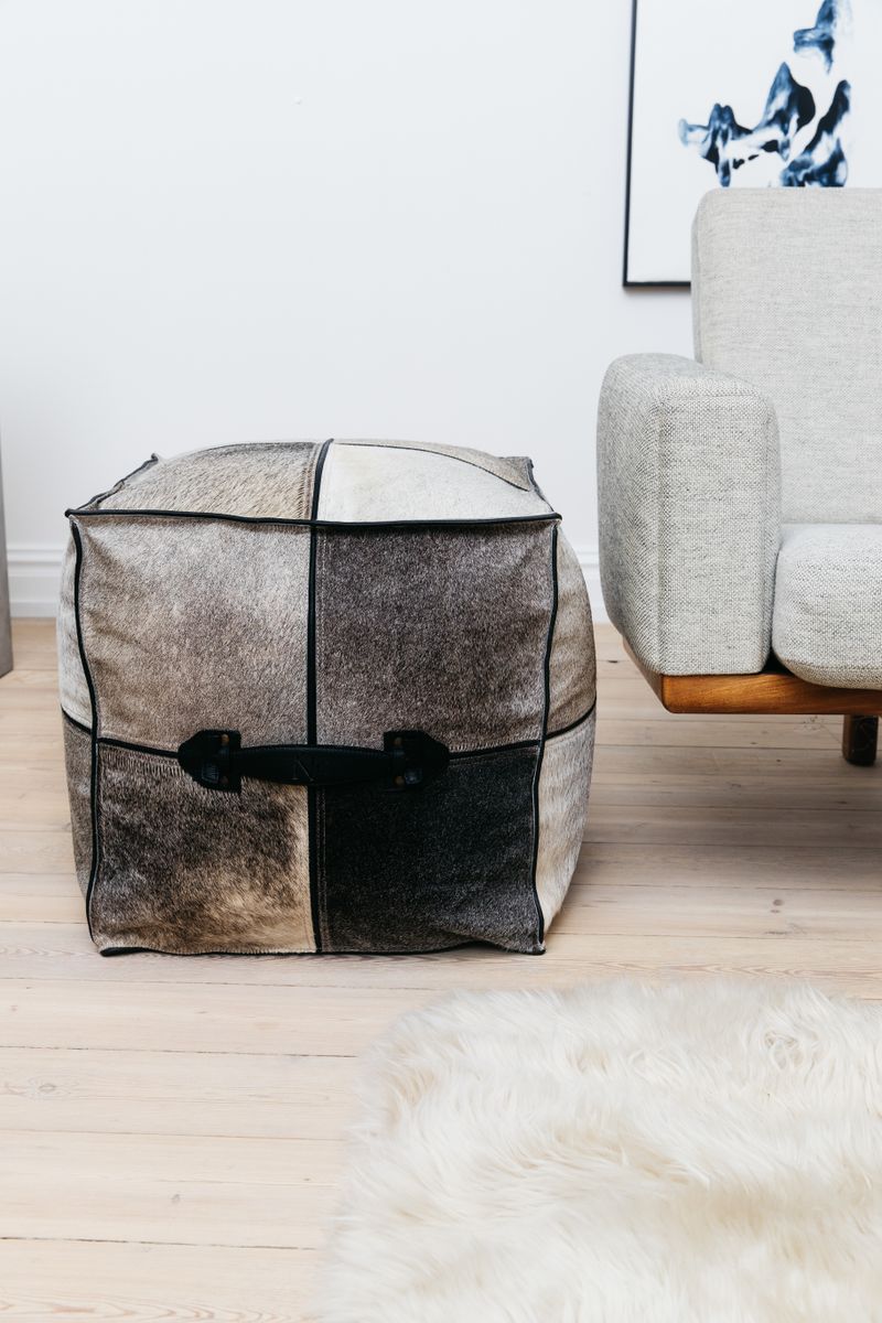 Hocker mit Griff | Brasilien | Hochwertiger Kalbsleder | 45x45x45 cm Poufs | Lammfellhaus.at