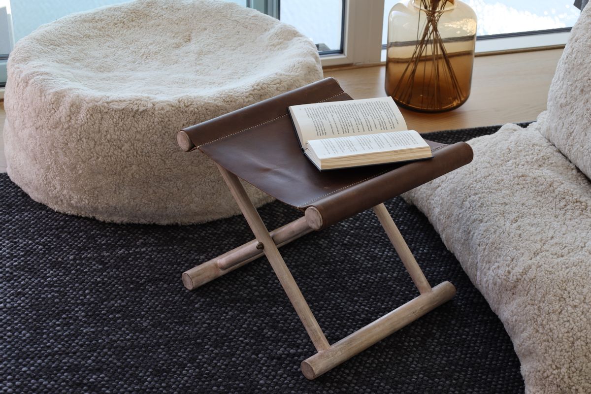 Hocker mit Premium Kalbsleder | Teakholz | 40x40x33 cm Stühle | Lammfellhaus.at