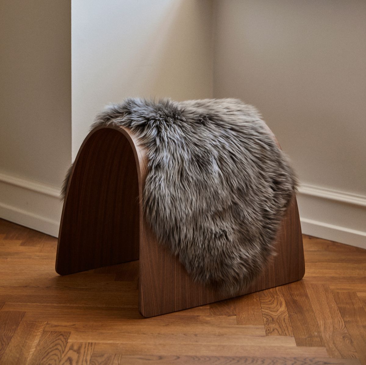 Schafhocker | Holz Stühle | Lammfellhaus.at