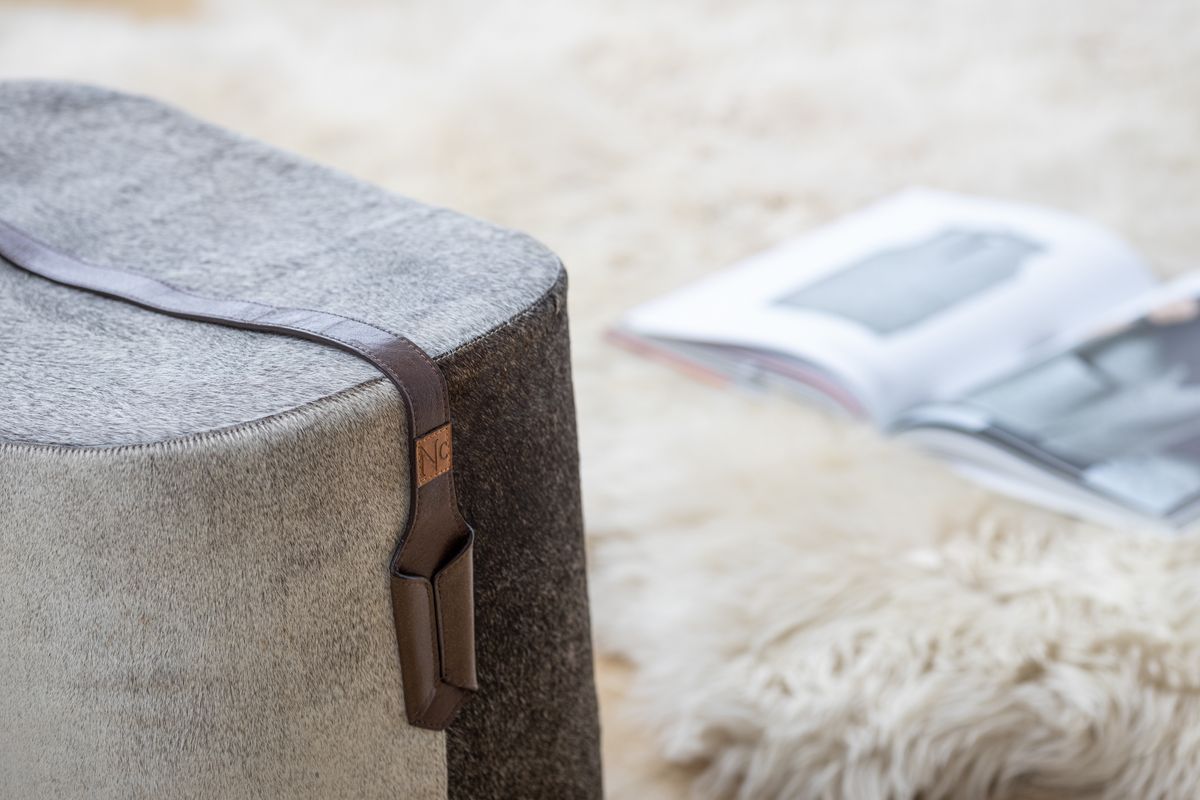 Hocker mit Henkel | Brasilien | Hochwertiges Kalbsleder | 45x35x38 cm Poufs | Lammfellhaus.at