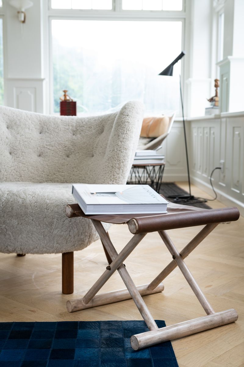 Hocker mit Premium Kalbsleder | Teakholz | 40x40x33 cm Stühle | Lammfellhaus.at