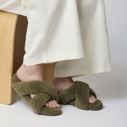 Curly Cross Slippers | Lammwolle Honig