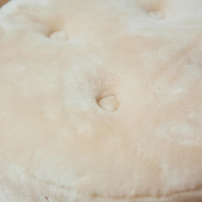 Simon Pouf | Neuseeland | Mokassin | D46x52 cm Poufs | Lammfellhaus.at