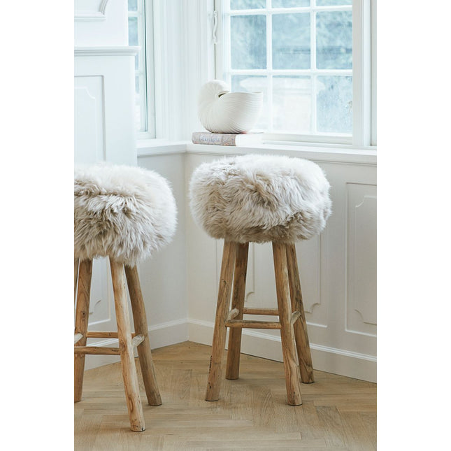 Holzbarhocker mit Lammfell | Langhaar | Neuseeland