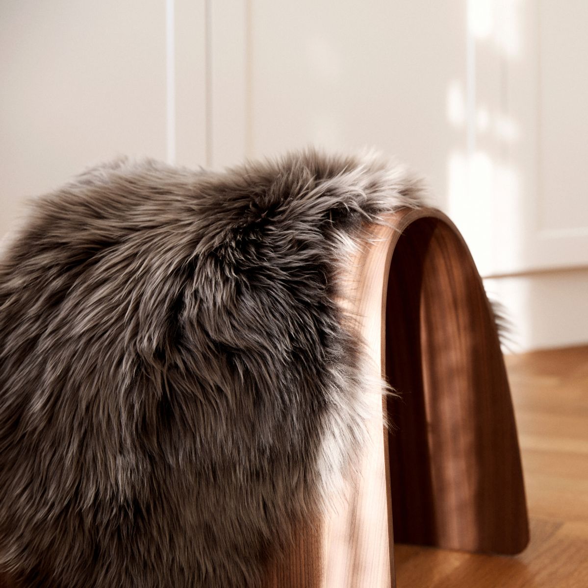 Schafhocker | Holz Stühle | Lammfellhaus.at