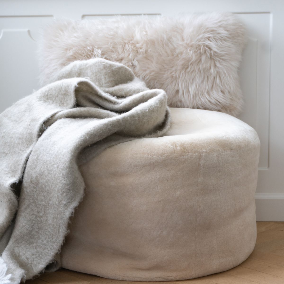 Lammfellpouf Premium | Neuseeland | Mokassin | D55x36 cm Poufs | Lammfellhaus.at