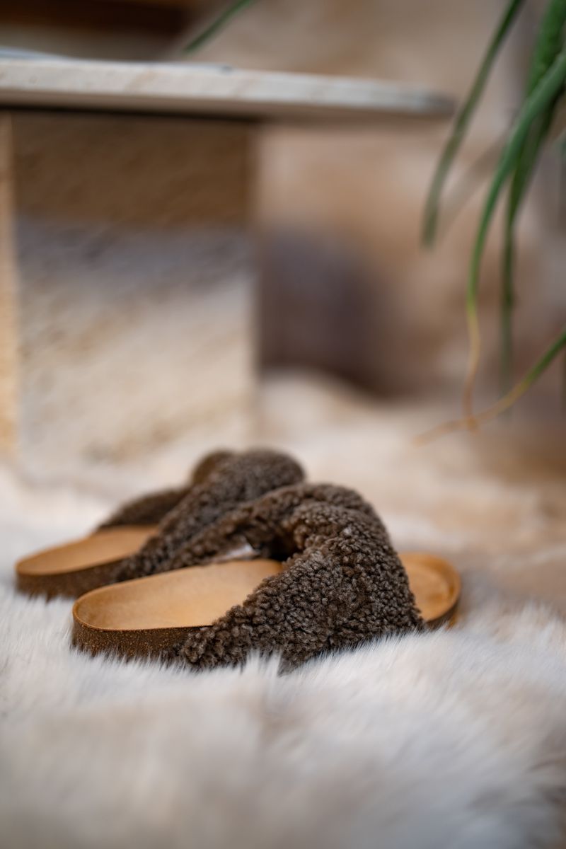 Lilly Kreuz Slippers | Neuseeland | Größe 35-42 Fellschuhe | Lammfellhaus.at