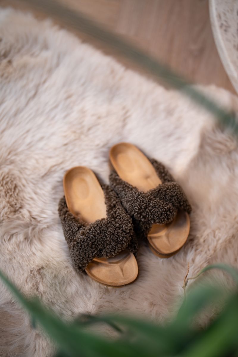 Lilly Kreuz Slippers | Neuseeland | Größe 35-42 Fellschuhe | Lammfellhaus.at