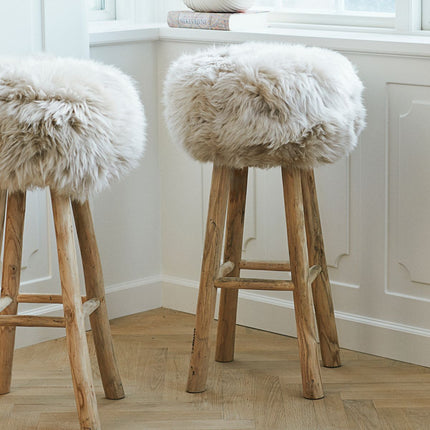 Holzbarhocker mit Lammfell | Langhaar | Neuseeland Walnuss