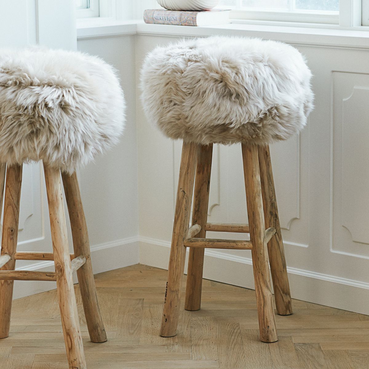 Holzbarhocker mit Lammfell | Langhaar | Neuseeland Walnuss
