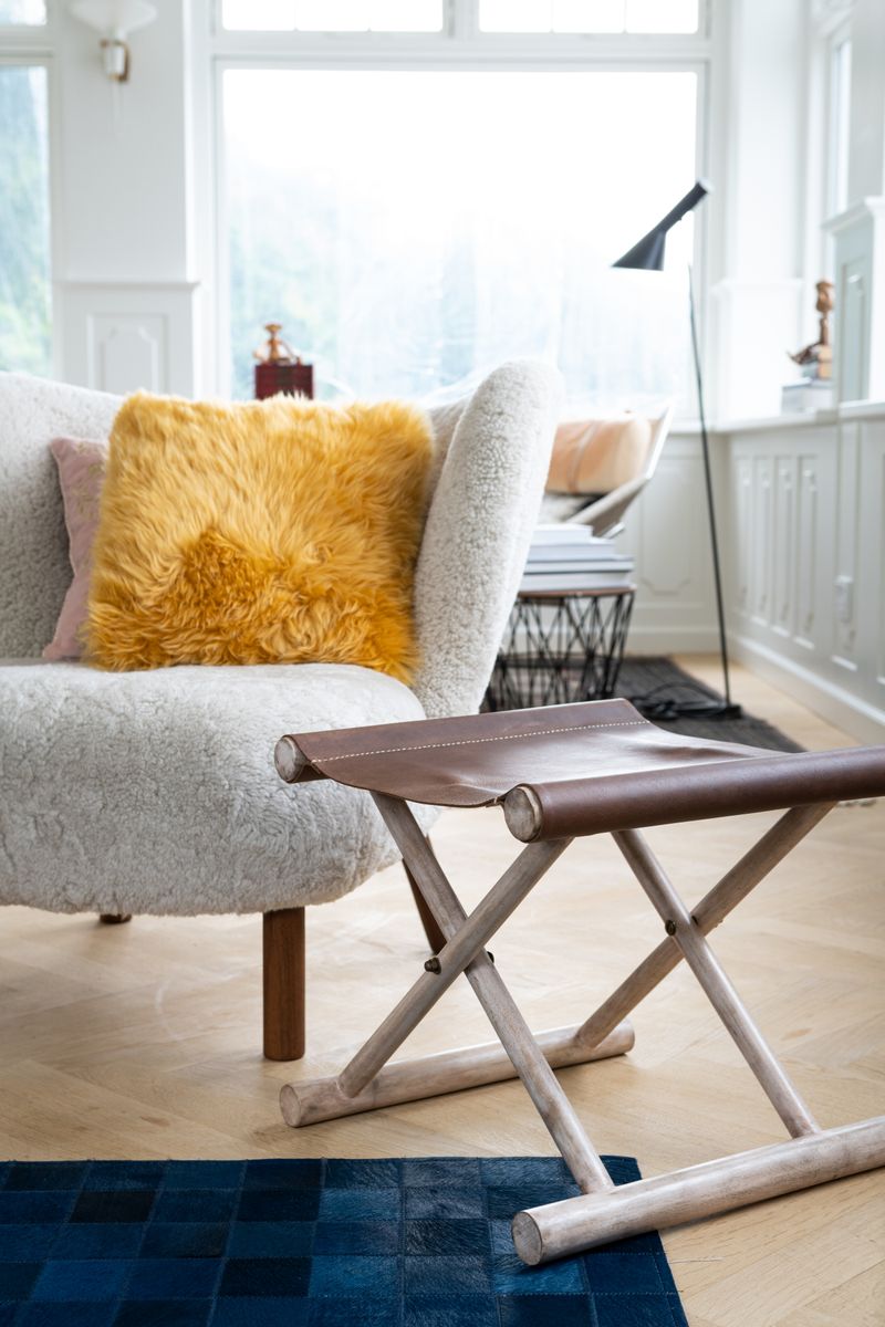 Hocker mit Premium Kalbsleder | Teakholz | 40x40x33 cm Stühle | Lammfellhaus.at