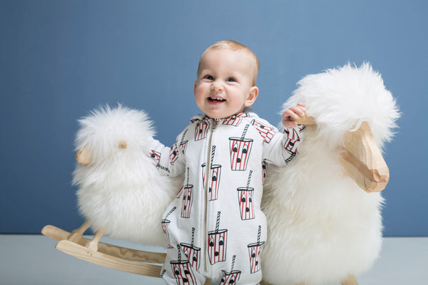 kind spielt mit schaukelschaf