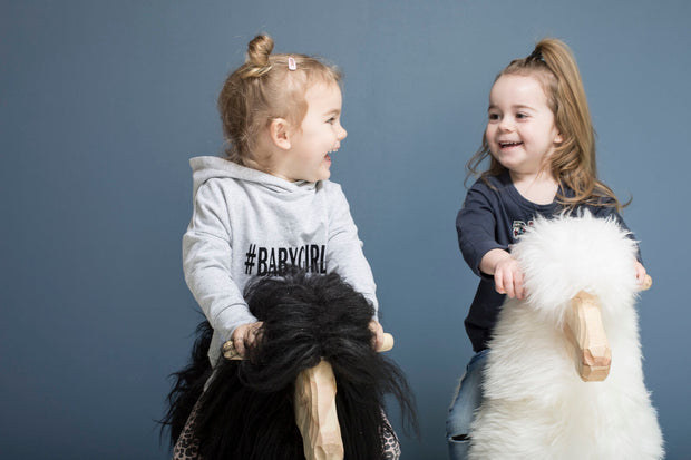 kinder auf schaukelschafe