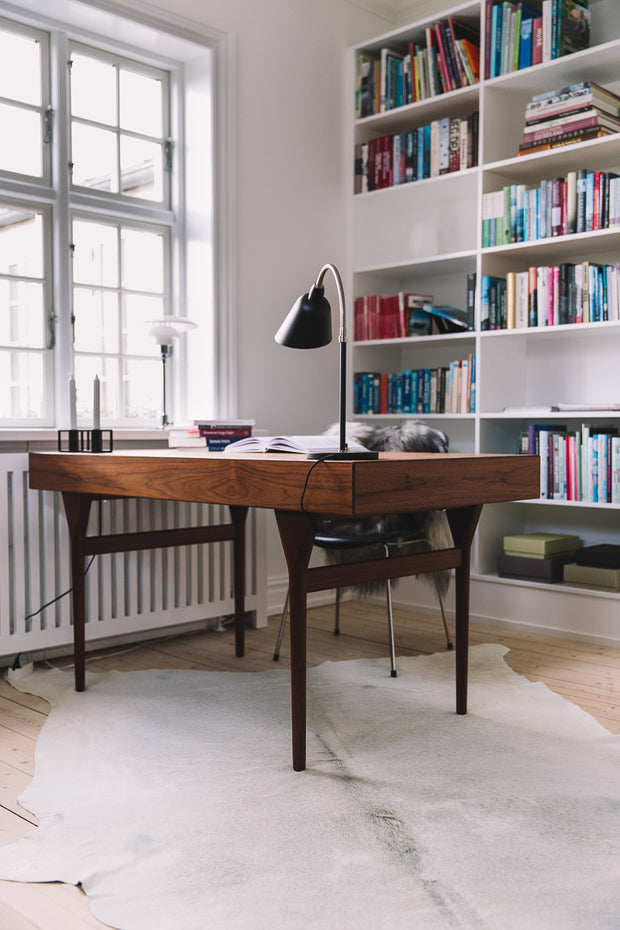 Kuhfell unter einem Schreibtisch