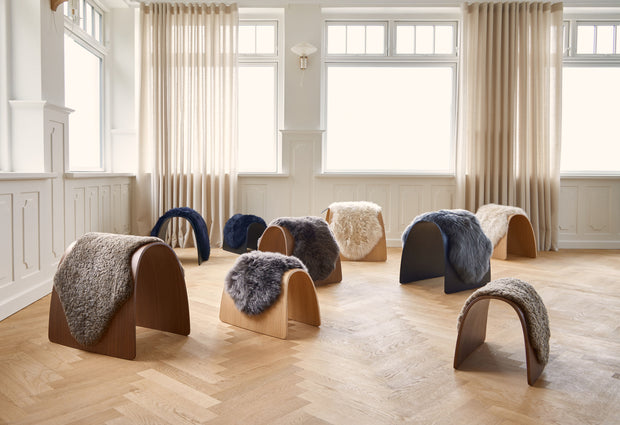Holzhocker mit Lammfell Bezug