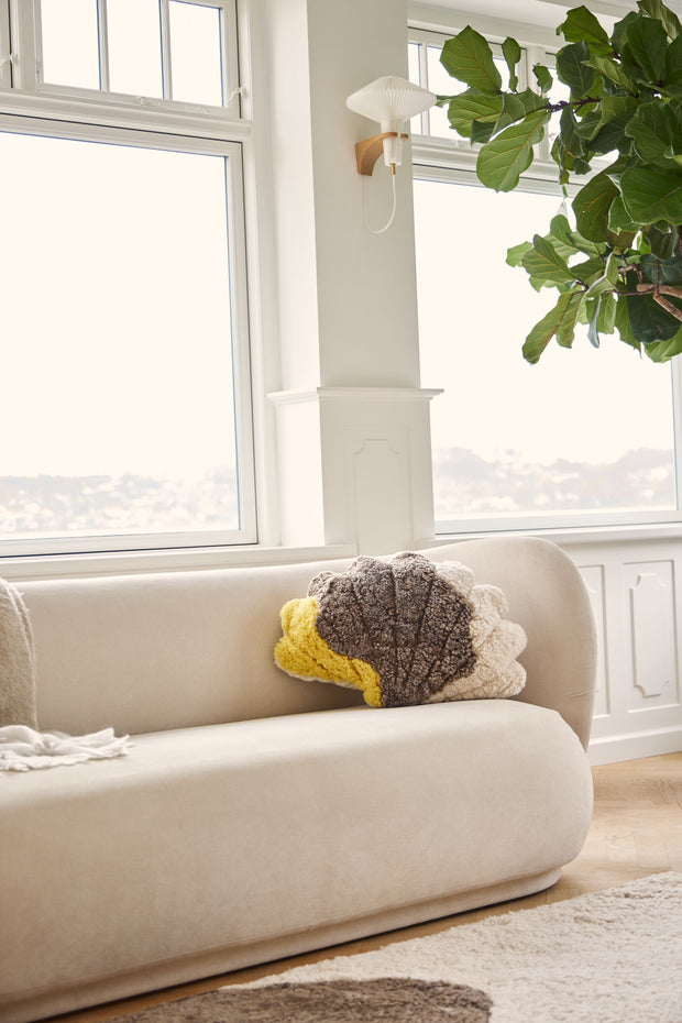 Muschel Fellkissen auf Sofa