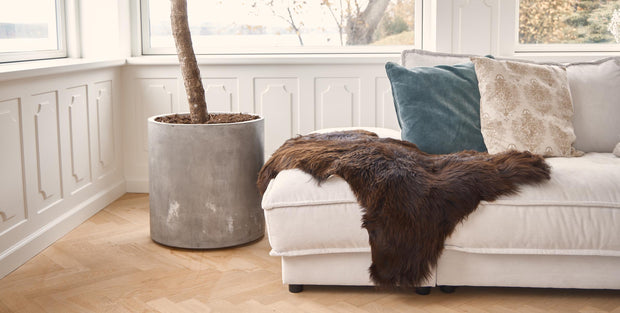 braunes Schaffell auf Sofa