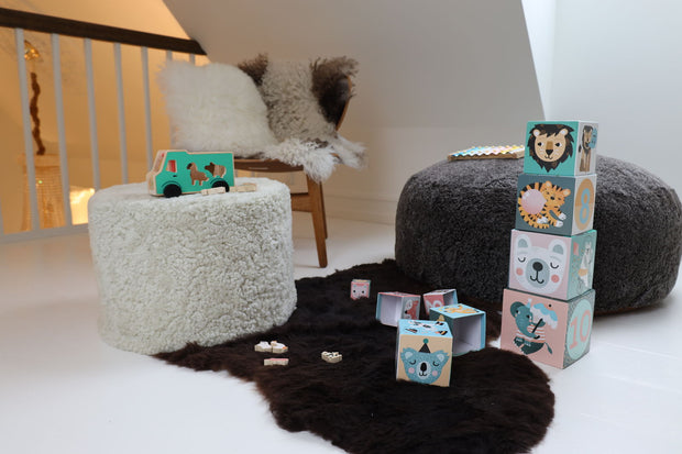 Spielplatz mit Lammfell einrichten